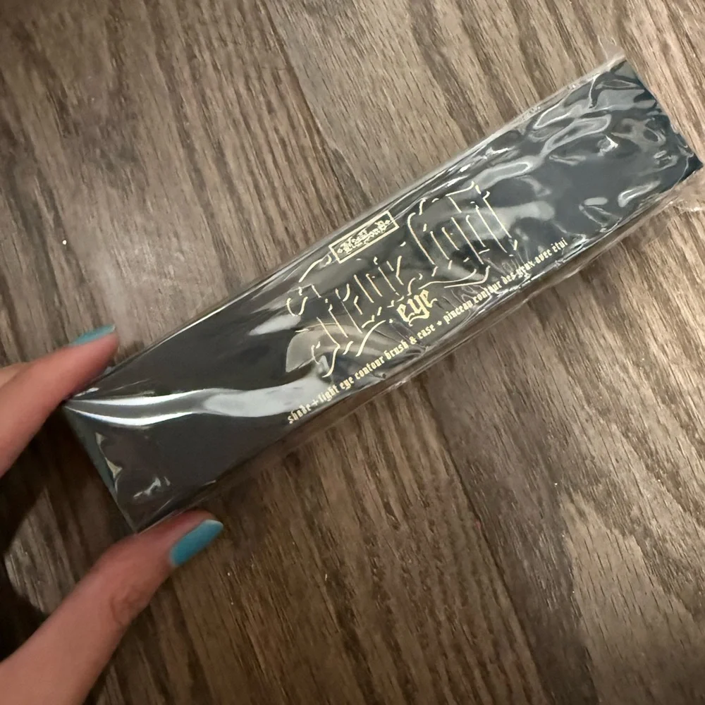 NWT Kat Von D Shade & Light Eye Contour Brush. Rare. Discontinued product - Picture 4 of 5